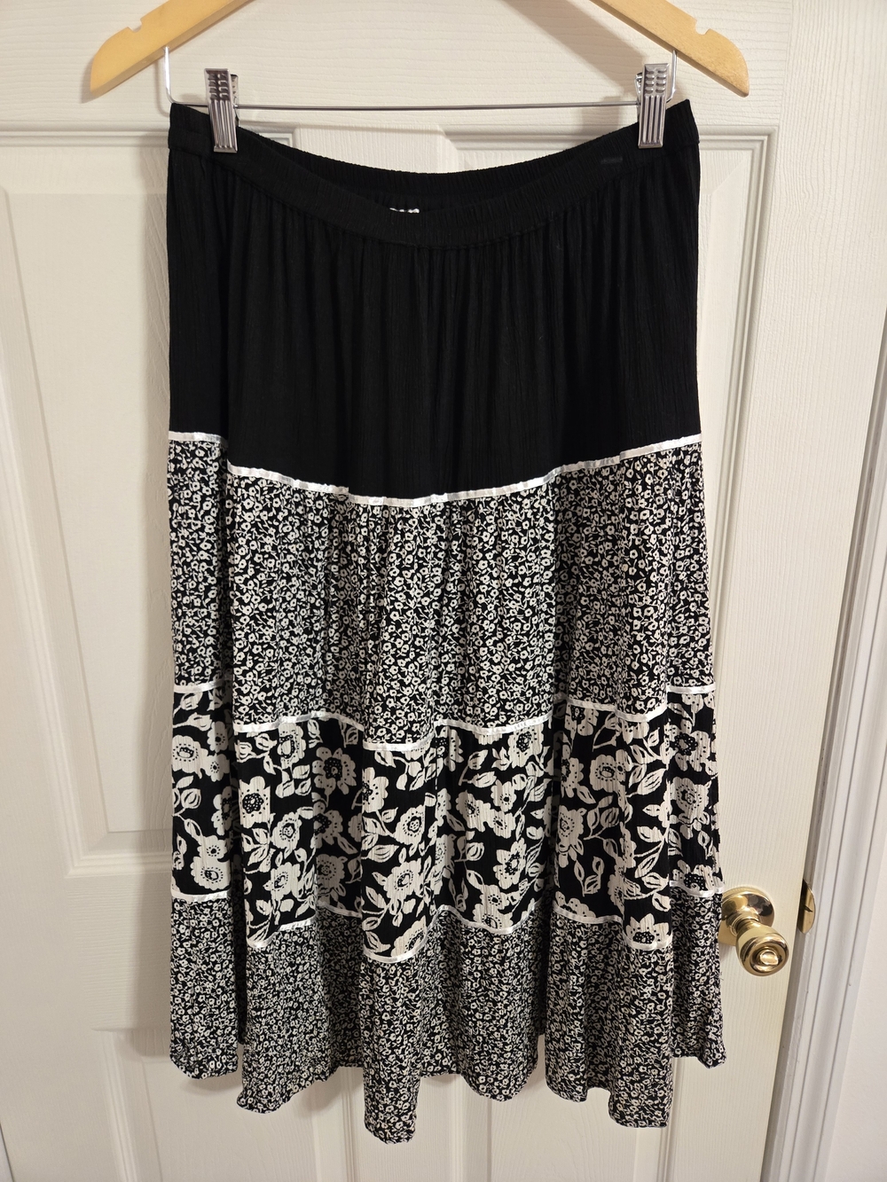 Cathy Daniels Black & White Tiered Floral Maxi Broomstick Skirt Boho Size Medium